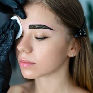 Alisado de cejas
